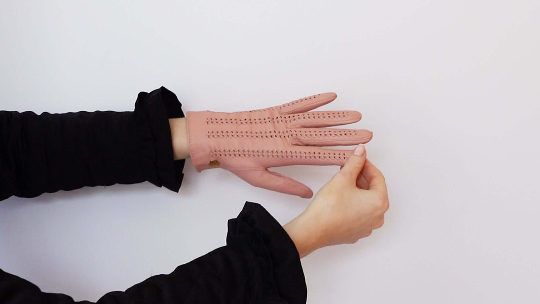 HOW TO PUT ON YOUR GLOVES