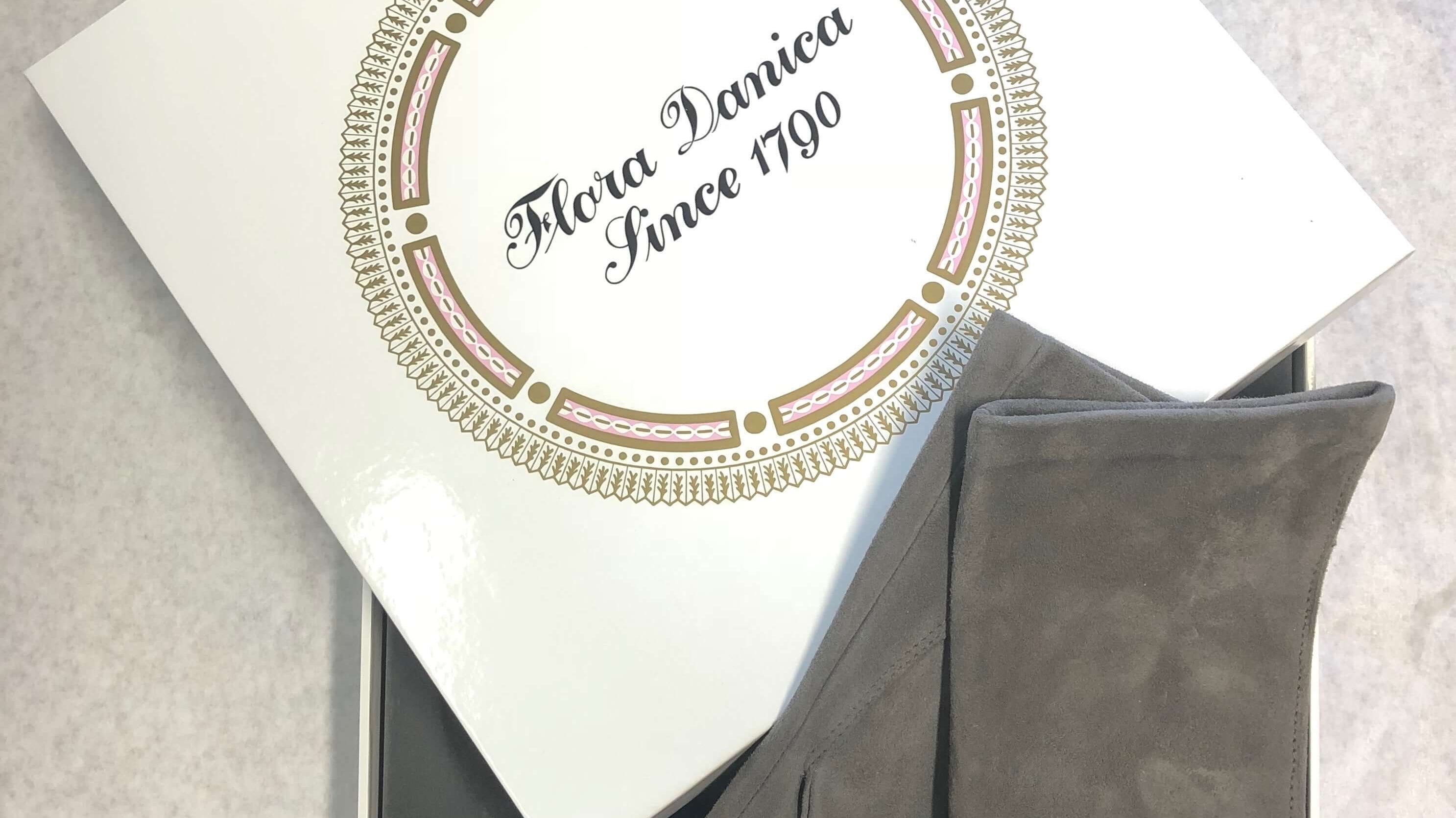 Exclusive and specialmade gloves for the Royal Copenhagen series 'Flora Danica'. Eksklusive og specialfremstillet handsker til Royal Copenhagens 'Flora Danica' serie.