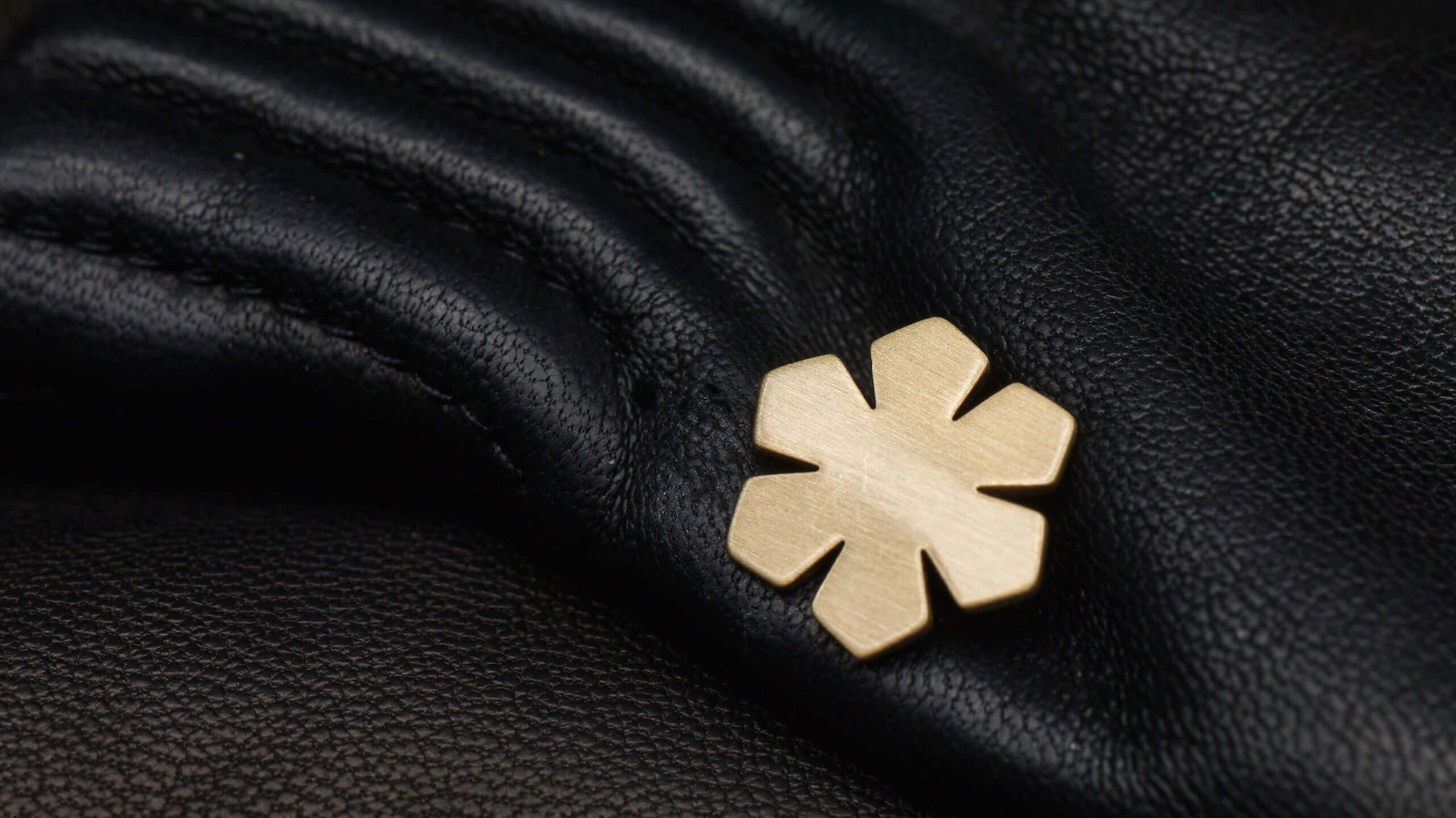 As a homage to the heritage and history of Randers glove-making, the graphical shape of the kalmus flower is now adorning all RHANDERS products.