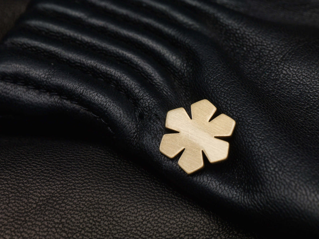 As a homage to the heritage and history of Randers glove-making, the graphical shape of the kalmus flower is now adorning all RHANDERS products.