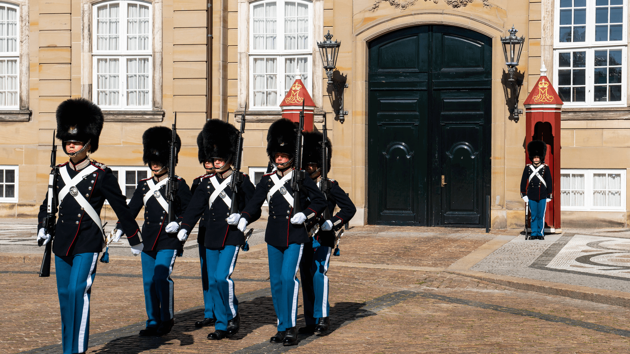 RHANDERS gloving the Queens Guard for centuries. RHANDERS har leveret handsker til Den Kongelige Livgarde i århundrede.