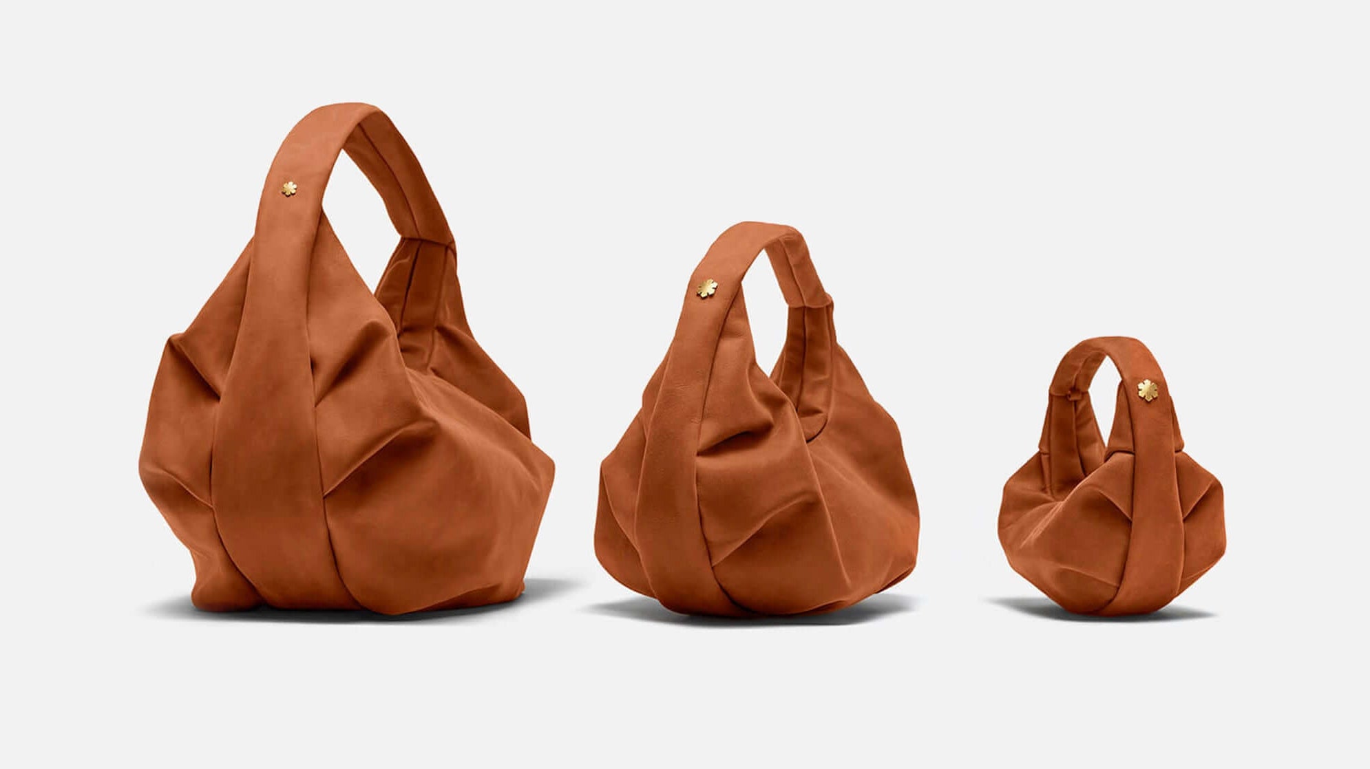 Den blødeste og nænsomt designede luksustaske, der med sit fravær af synlige syninger og mekanismer og svanemærket læder gør den både smukt tidløs og moderne på samme tid.