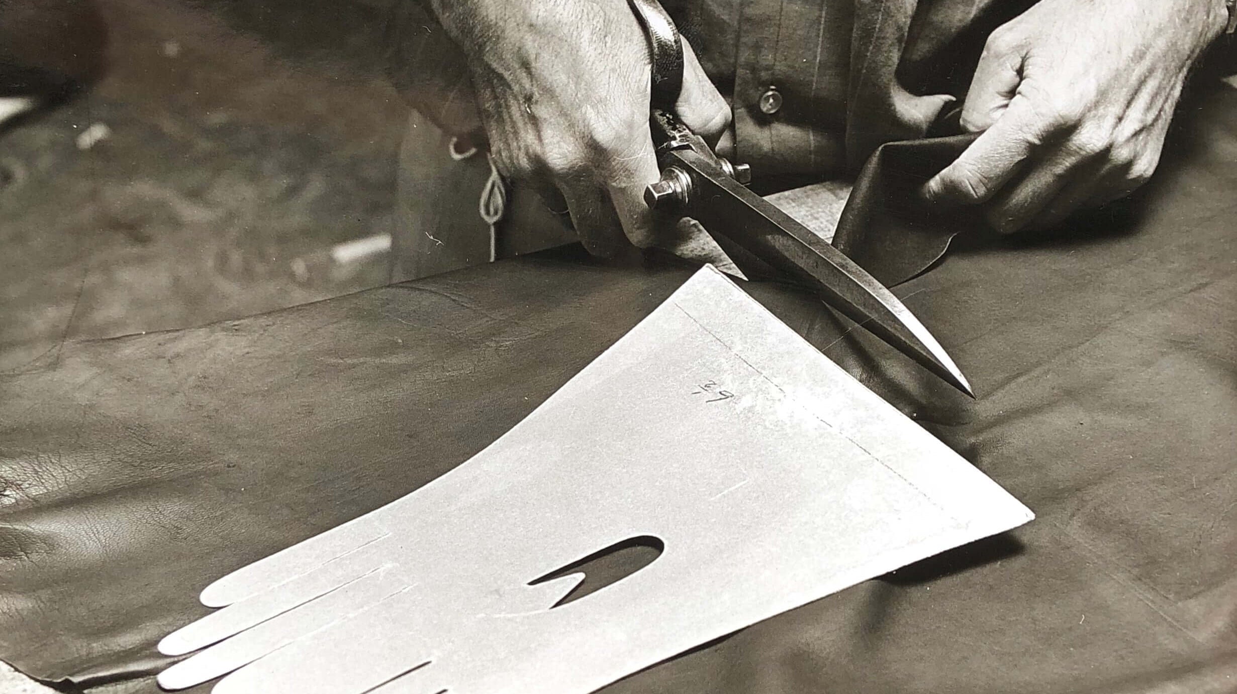 Table cutting handmade gloves at RHANDERS. Handskåret og handlavet handsker fra RHANDERS.