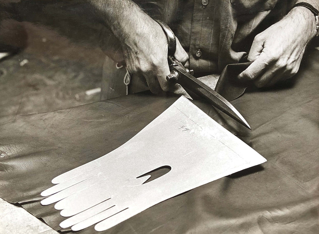 Table cutting handmade gloves at RHANDERS. Handskåret og handlavet handsker fra RHANDERS.