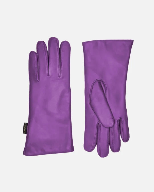 Classic and timeless leather glove for women with warm wool lining in the colour lilaq.