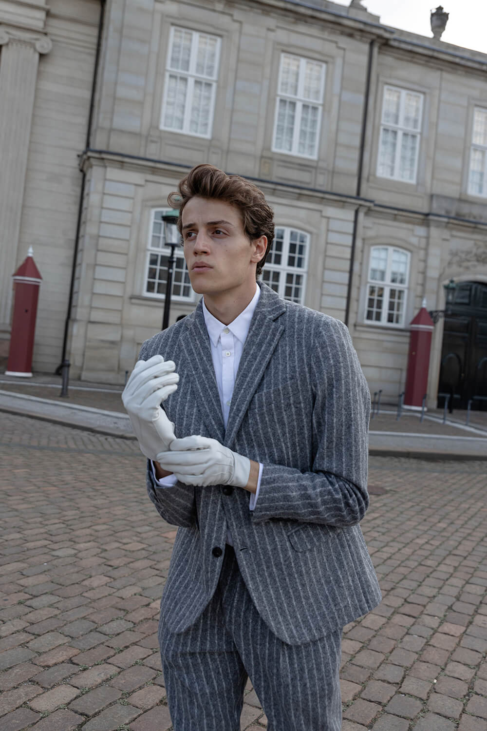 Ceremonihandskerne Arthus fra RHANDERS er skabt i lammeskind eller gedeskind. Handskerne er uforet og er prydet ed en hæmatitbelagt Kalmus blomst.