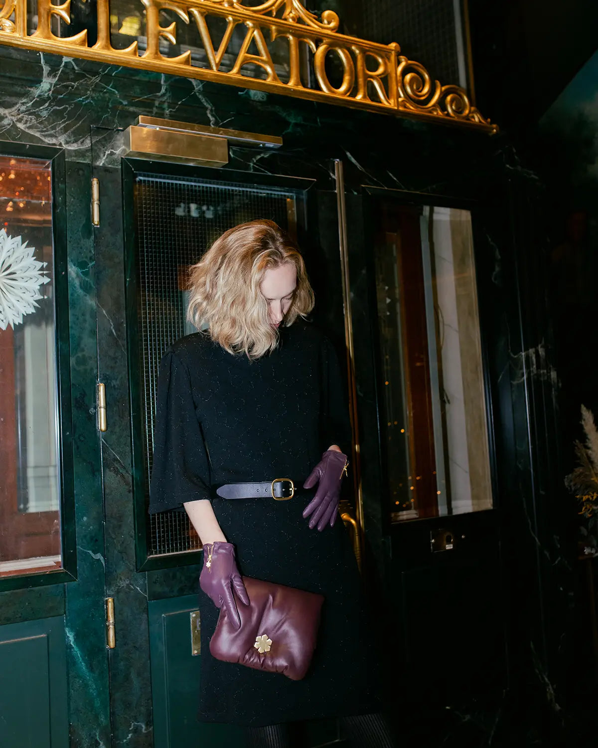 Kensington Grand Bælte Guld er prydet med et håndlavet 14 karat forgyldt messing samt en præget Kalmus blomst, RHANDERS.