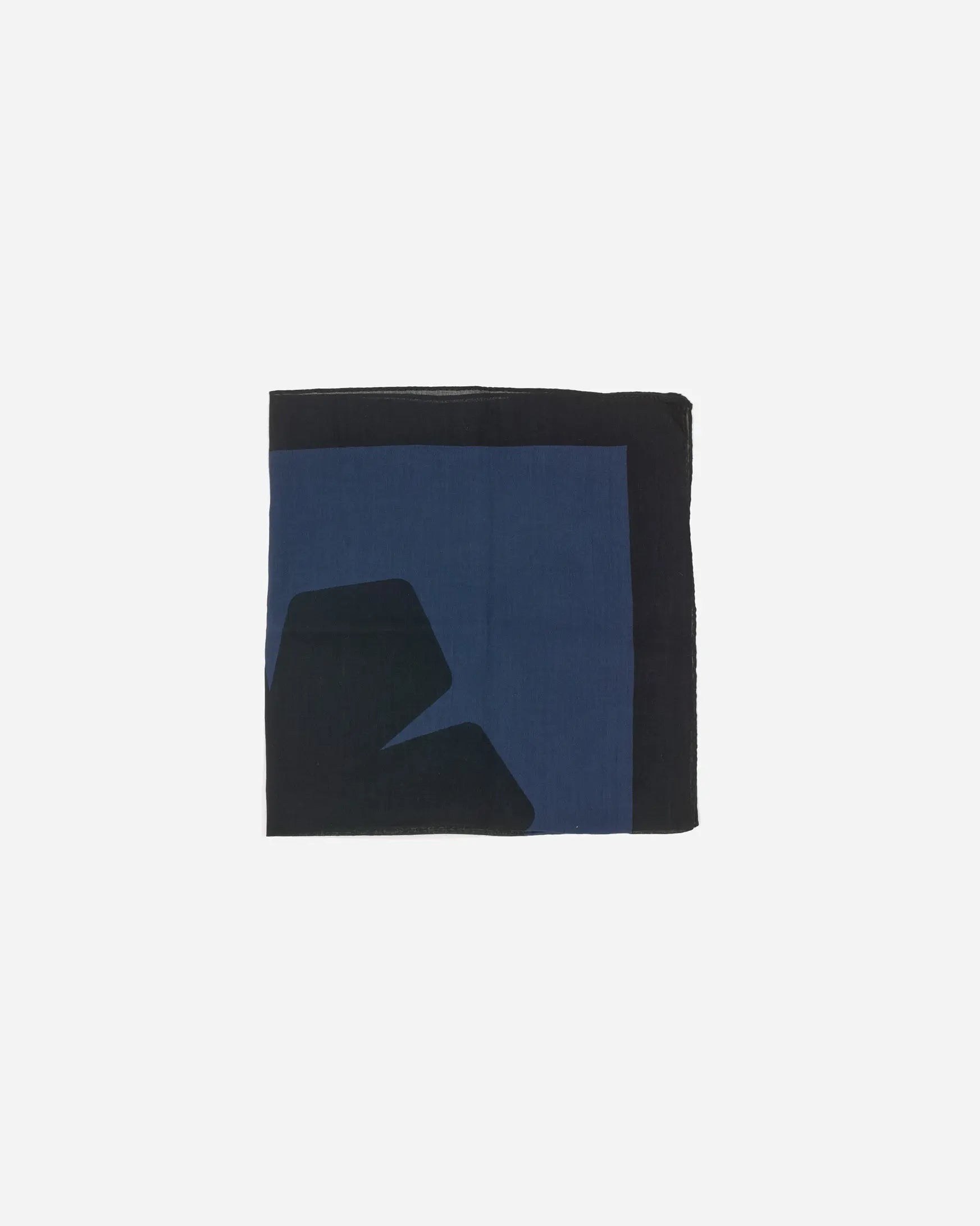 Aida Tørklædet er fremstillet af 100% økologisk bomuld.