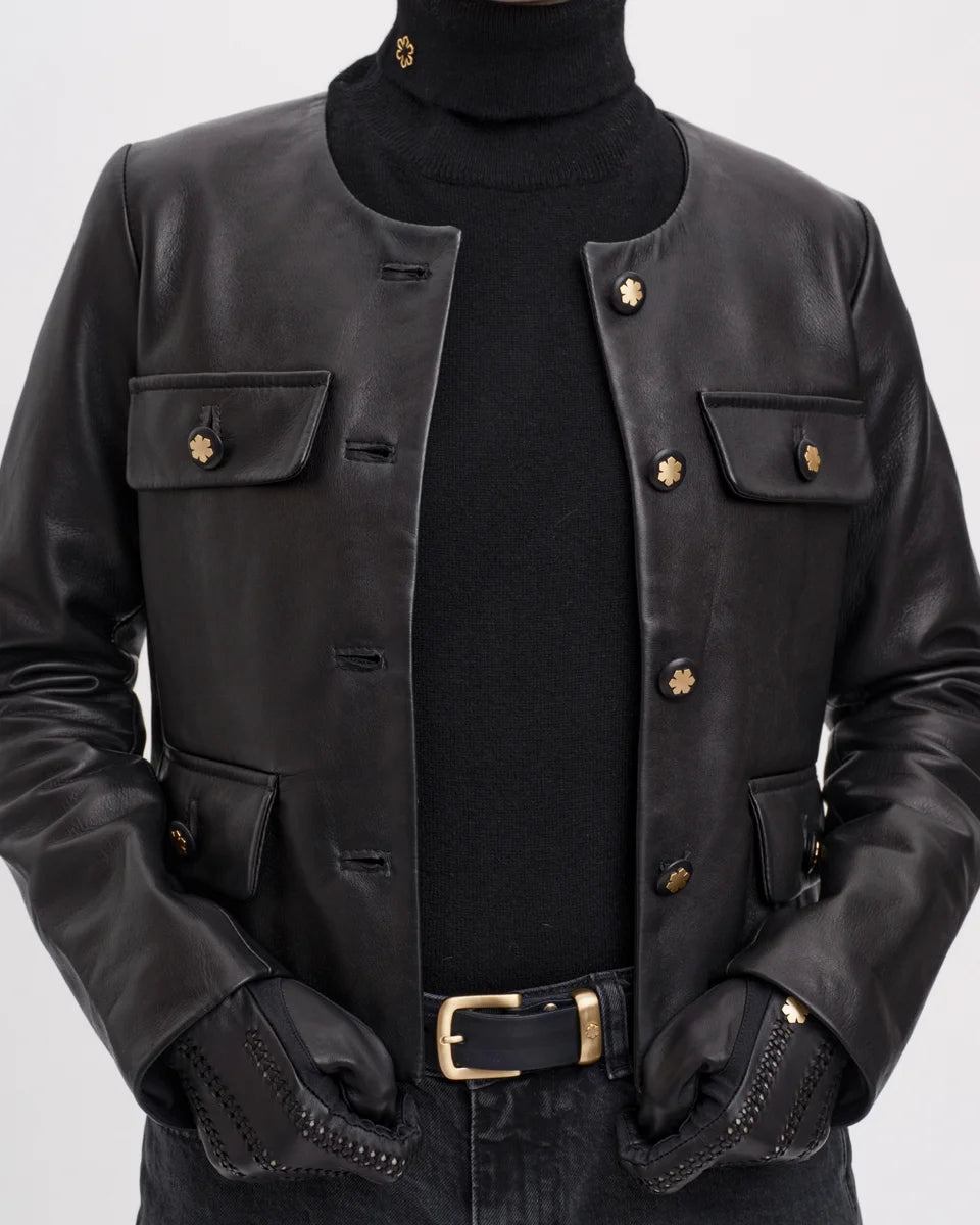 Anna Klassisk Jakken fra RHANDERS er håndsyet af det fineste italienske handskeskind på vores atelier i Danmark.