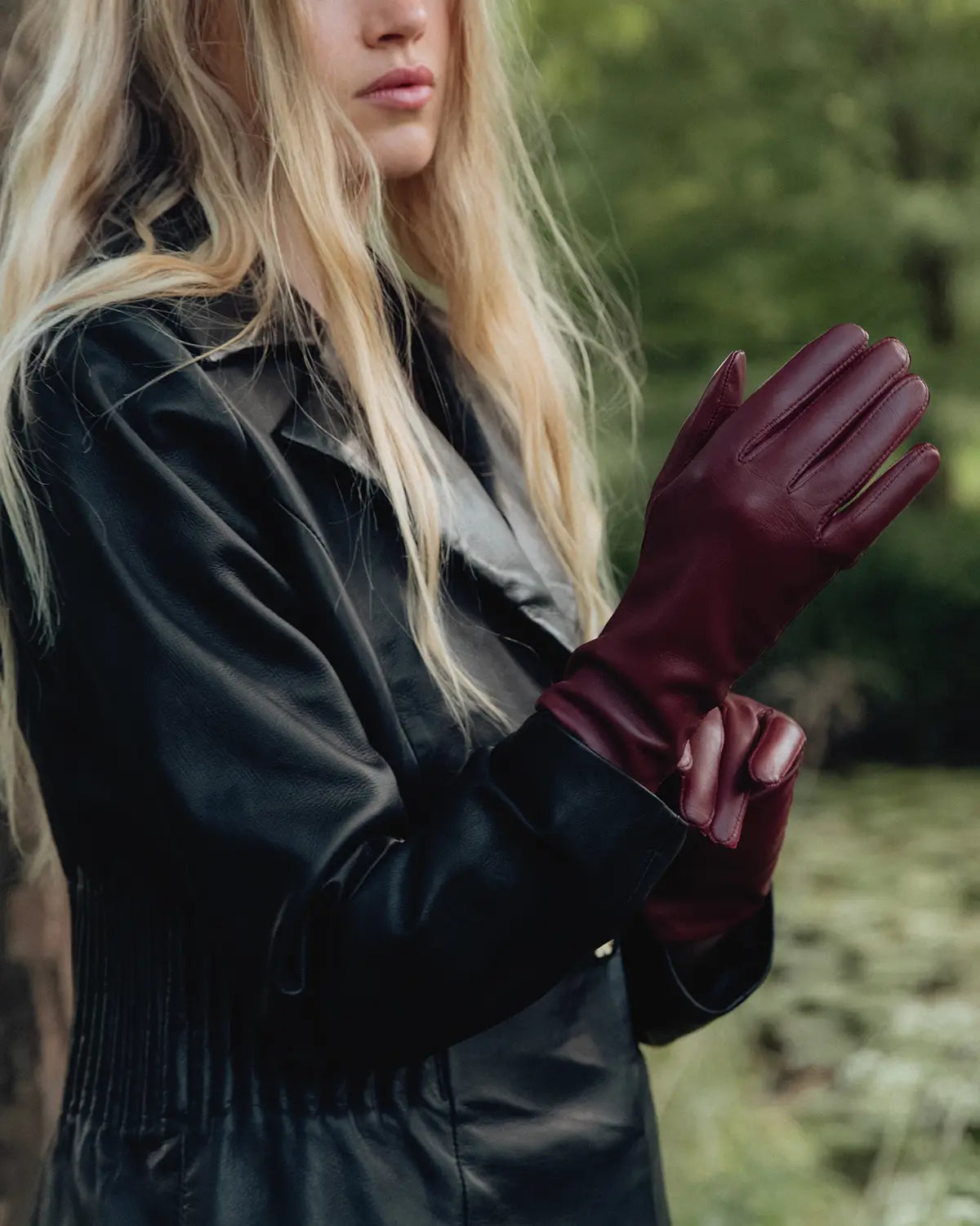 Female lamb leahter gloves in a stunning deep red colour paired with the Cecilia Blazer with details from RHANDERS.