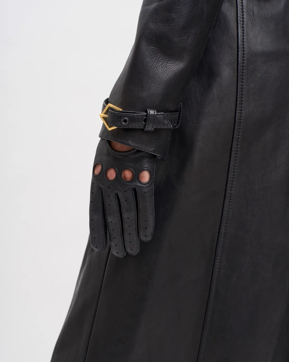 Luksus dame trenchcoat i lammeskind fra RHANDERS, der hylder traditionelt håndværk og design idet coaten er lavet i Danmark.