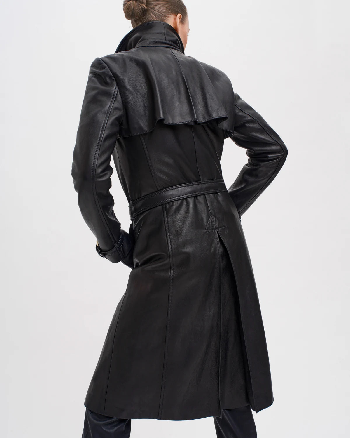 Håndlavet fra italiensk handskeskind prydet med 14 karat forgyldt Kalmus knapper fra RHANDERS.