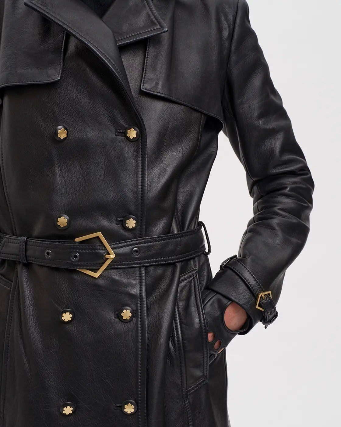 Tidløs klassisk trenchcoat fra RHANDERS fremstillet af lammeskind med 14 karat forgyldte knapper.