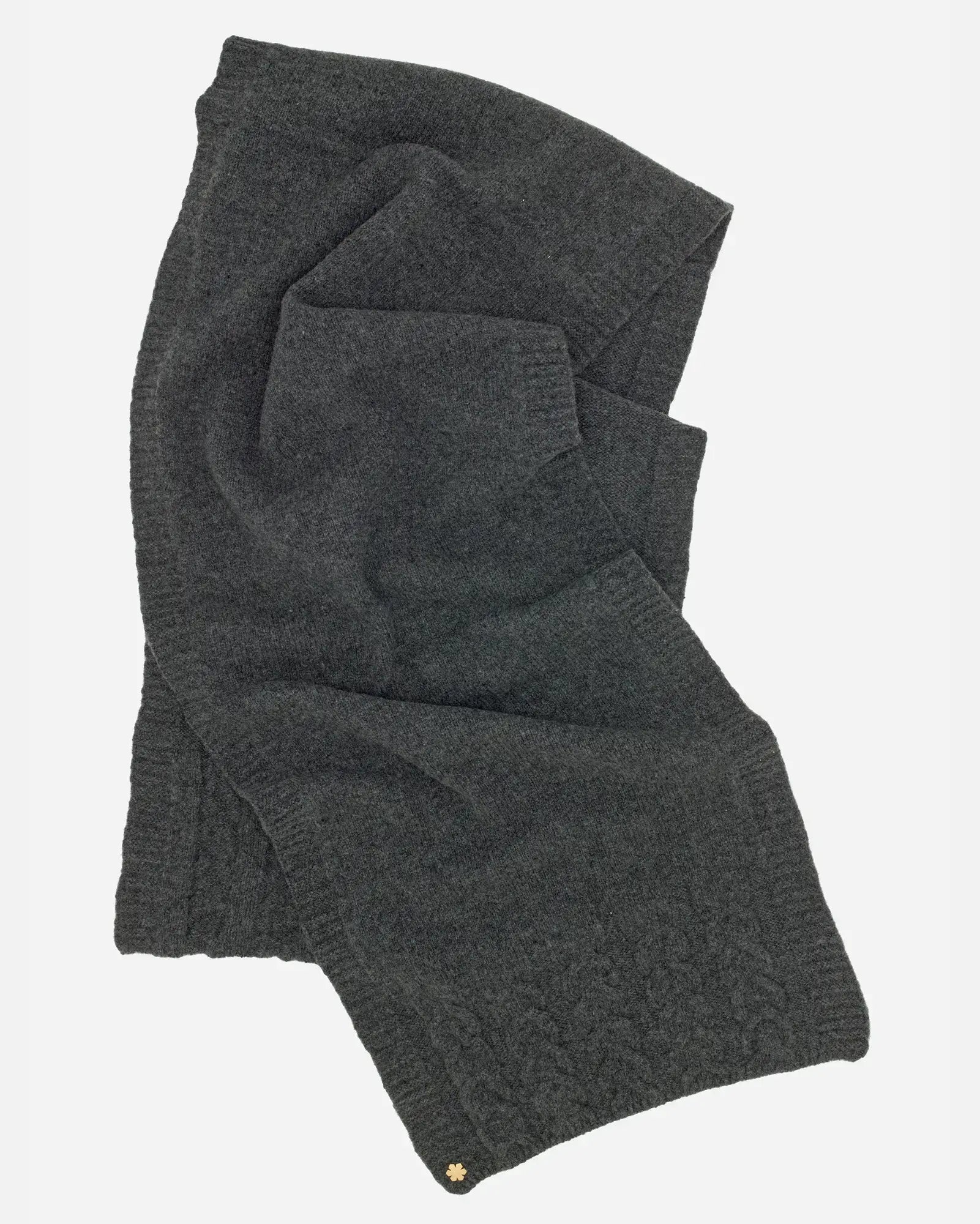 Arie Tørklædet måler 35 x 190 cm.