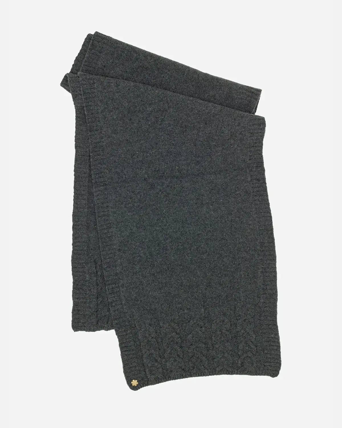 Lysegråt Arie Tørklæde prydet med strikkede detaljer og en 14 karat forgyldt Kalmus blomst i det ene hjørne.