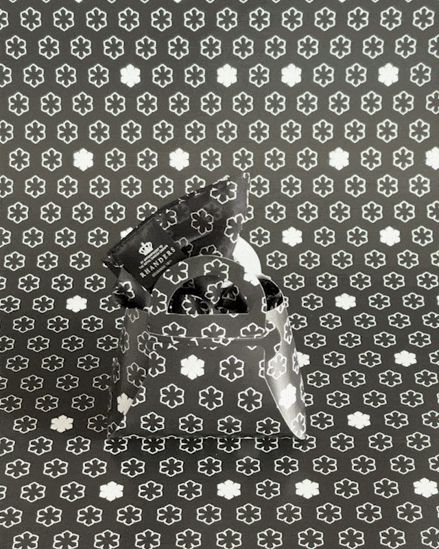 Tilføj et chic touch til dit outfit med dette smukke tørklæde.