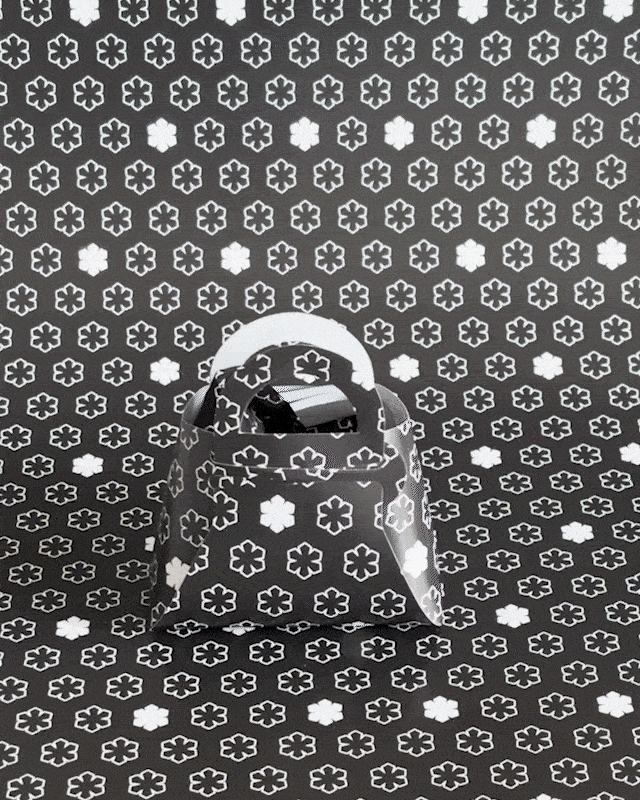 Tilføj et chic touch til dit outfit med dette smukke tørklæde.