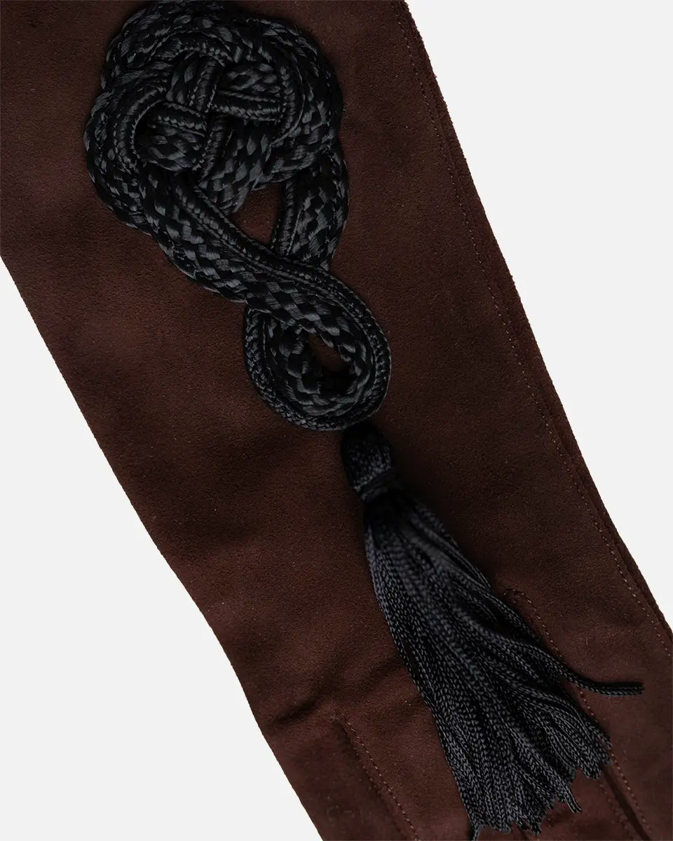 Klassisk damehandske fra RHANDERS fremstillet af det fineste ruskind i lammeskind, der skaber en elegant silhuet, der smyger sig om hånden.