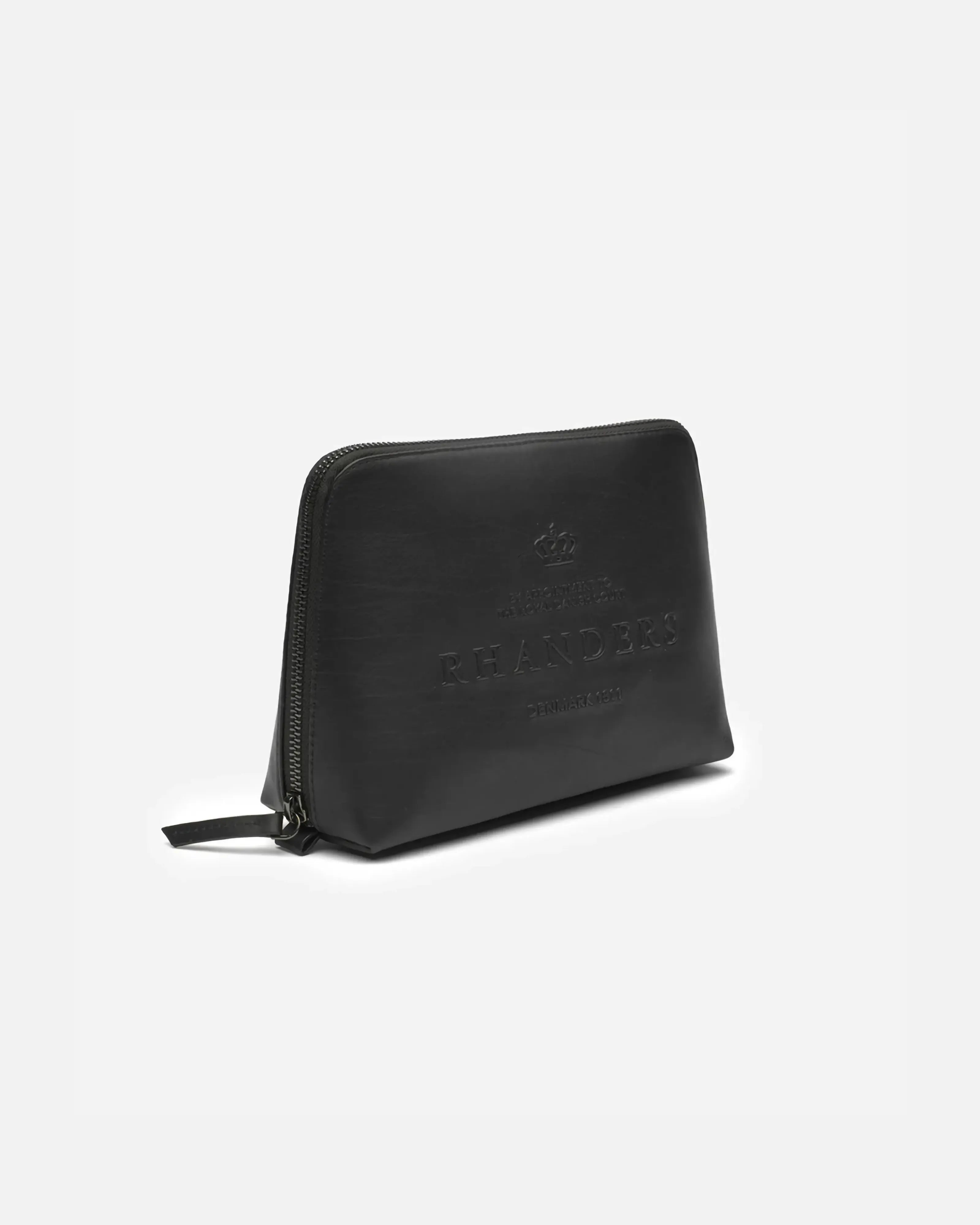 The Crown Vanity Bag forener essensen af dansk minimalistisk æstetik og hverdagsfunktionalitet. Et elegant, klassisk design, der er skabt til at holde. Men denne tidløse silhuet giver plads til et dristigt statement: det fulde Crown-logo – et symbol på udsøgt håndværk og stolt kulturarv.