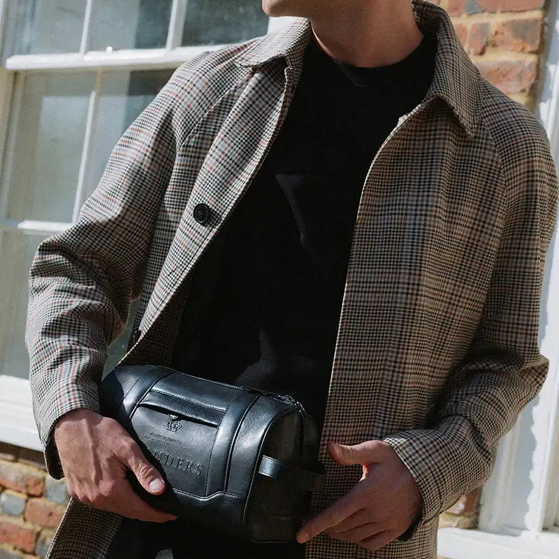 Klassisk og funktionel Crown Toiletry Bag fra RHANDERS med rummelig hovedrum samt indvendige og udvendige lommer med Kalmus-blomst detaljer.