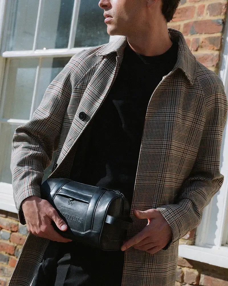 Klassisk og funktionel Crown Toiletry Bag fra RHANDERS med rummelig hovedrum samt indvendige og udvendige lommer med Kalmus-blomst detaljer.