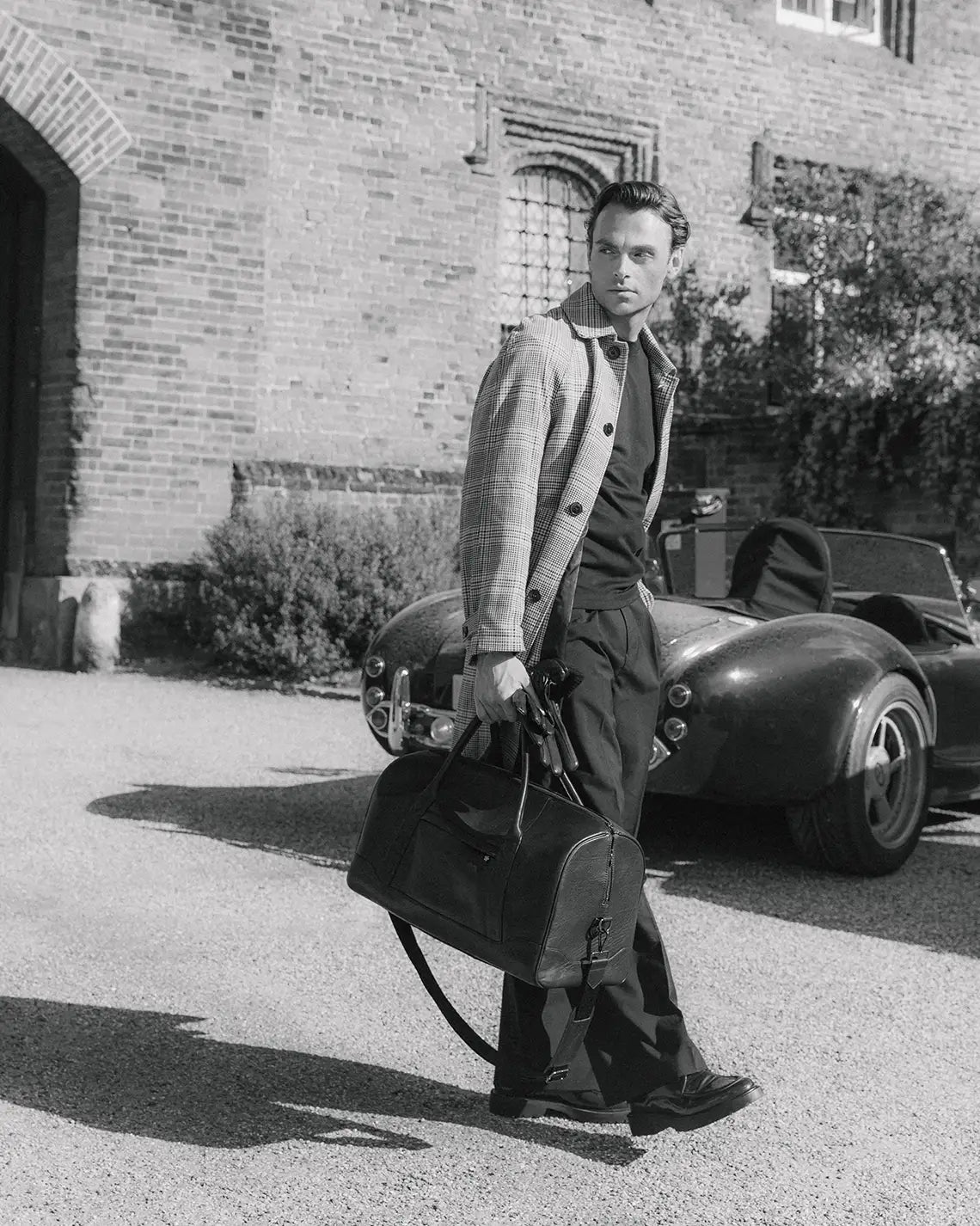 The Crown Travel Bag from RHANDERS is made from the finest cow aniline glove-leather adorned with RHANDERS-logo and designed with four pockets.