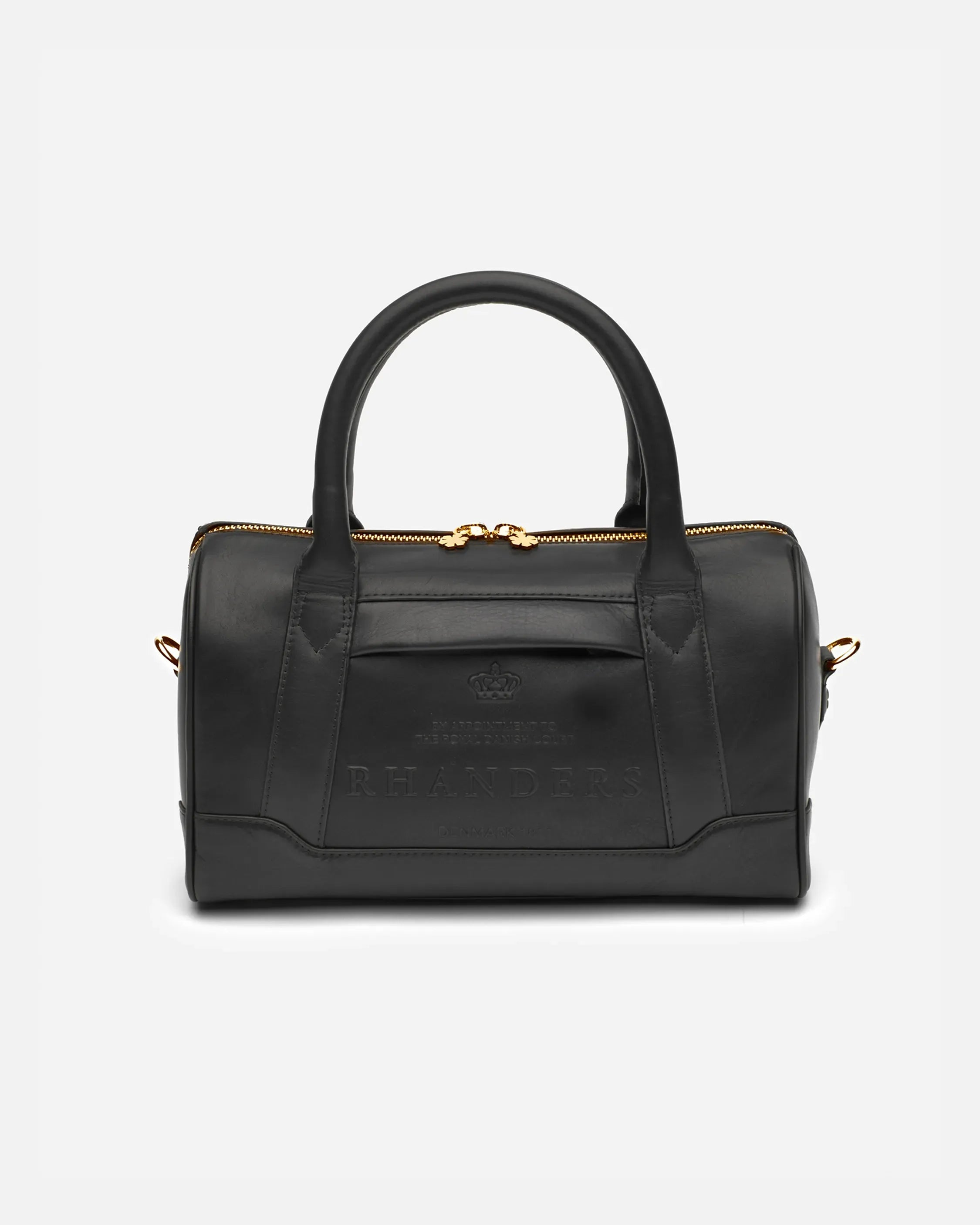 The Crown Hanbag er et raffineret udtryk for kulturarv, der møder innovation. Den hylder traditionelt håndværk gennem sine klassiske sømme, skulpturelle form og gennemtænkte konstruktion – alt imens den opfylder dit moderne behov for underspillet elegance og ubesværet funktionalitet.