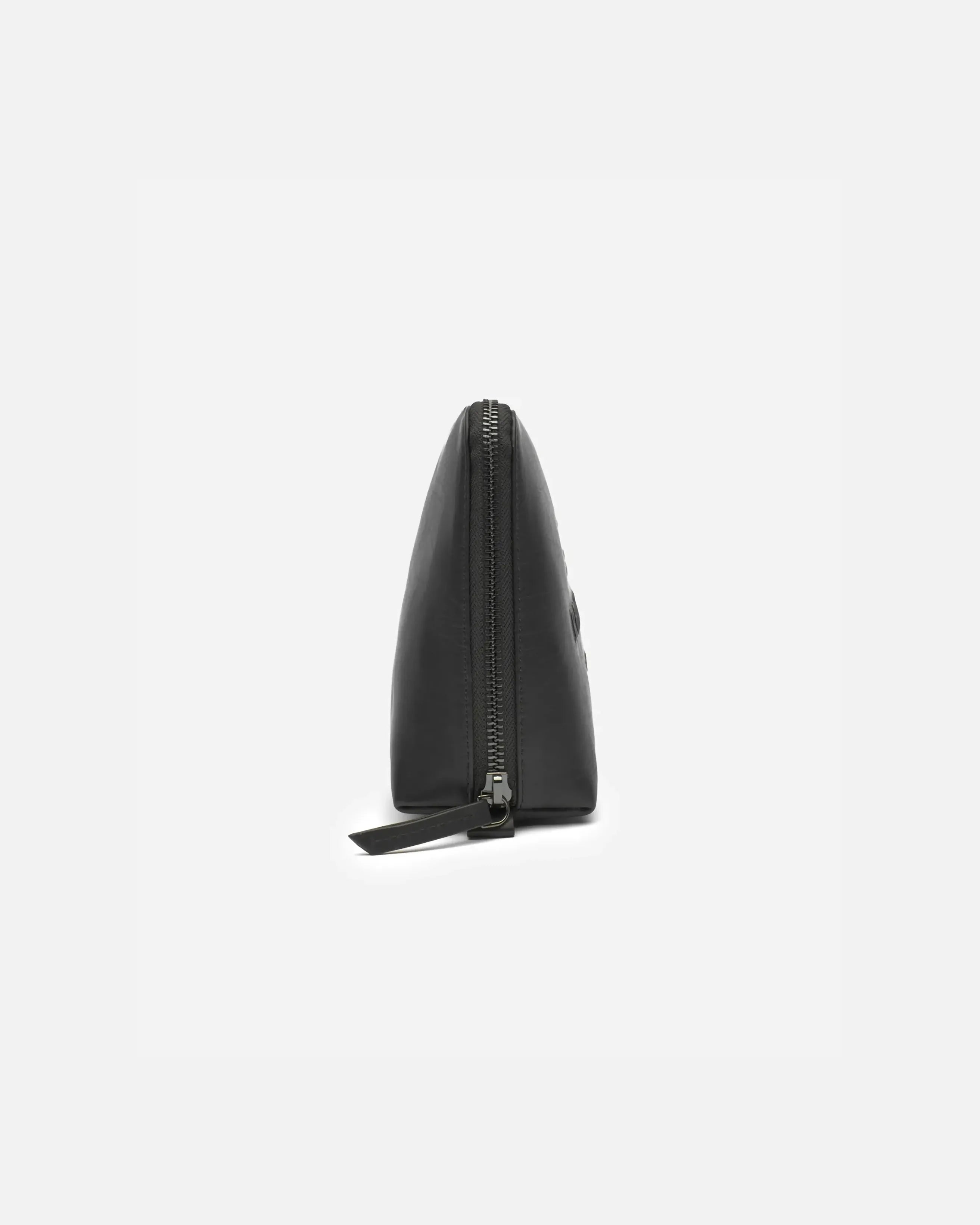 The Crown Vanity Bag unites the essence of Danish minimalist aesthetics and everyday functionality. A sleek, classic design made to last. Yet, this timeless silhouette makes room for a bold statement: the full Crown logo – a symbol of exquisite craftsmanship and proud cultural heritage.