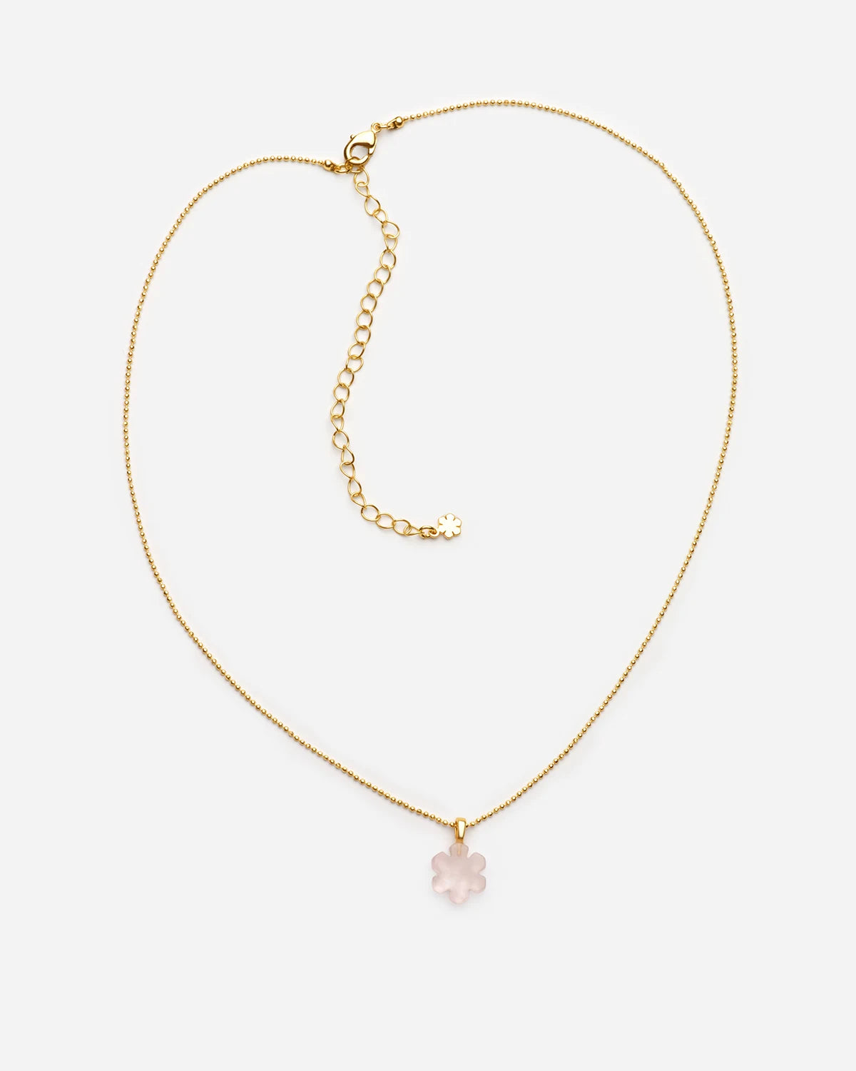 Den elegante Crystal Kalmus Halskæde fra RHANDERS er fremstillet af rosenkvarts, der tager formen af vores Kalmus blomst.