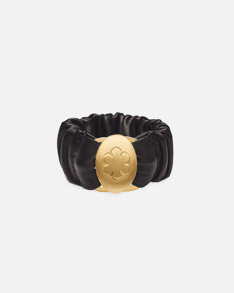 Elegant sort armbånd i blødt lammeskind, udsmykket med en 14k guldbelagt amulet, der har plads til to personlige billeder.