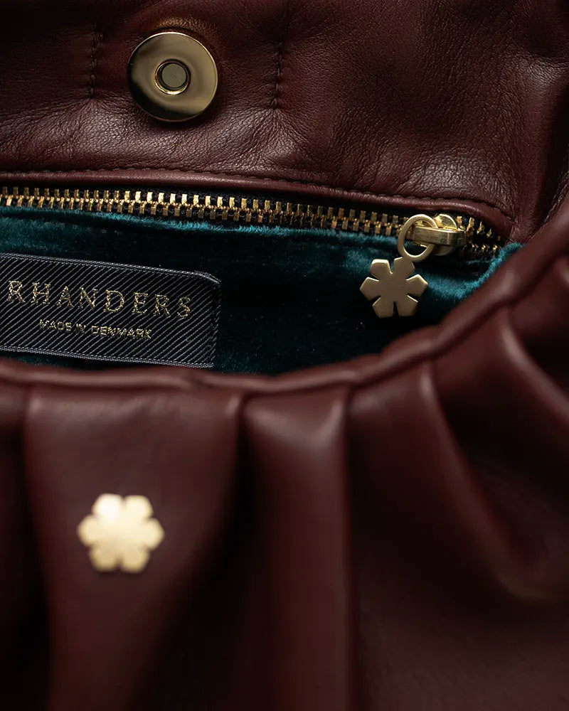 Organised bag with gold plated zipper that makes room for wallets, keys and what your heart desire