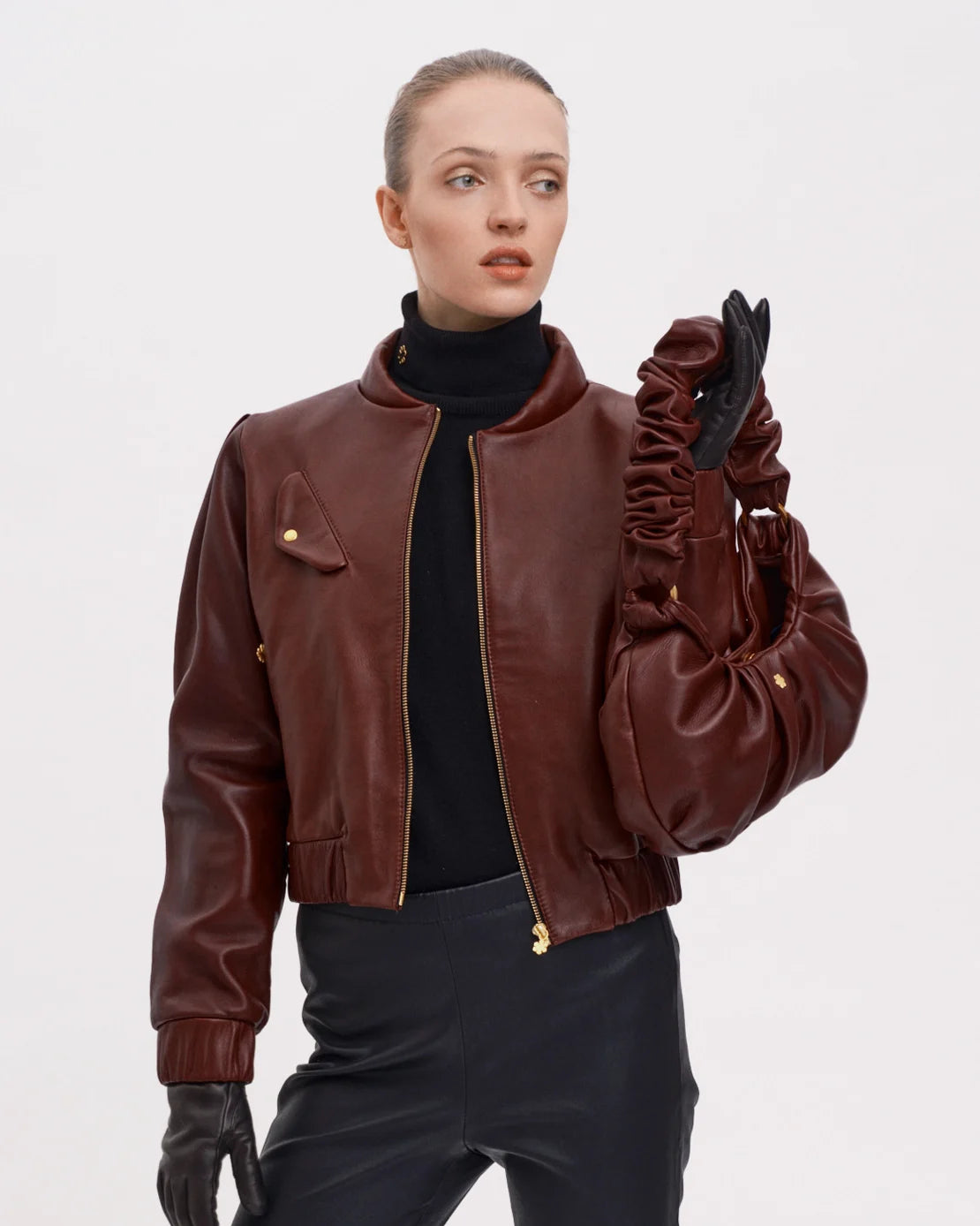 Smørblød og elegant skuldertaske fremstillet i lammeskind fra RHANDERS