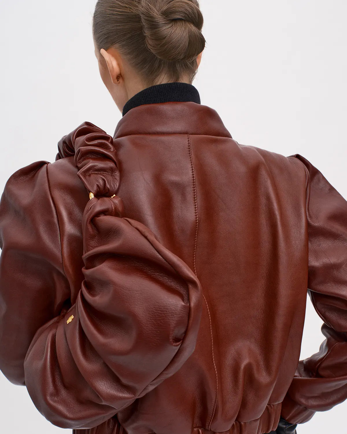 Fremstillet i hånden i handskeskind på vores atelier i Danmark fra RHANDERS