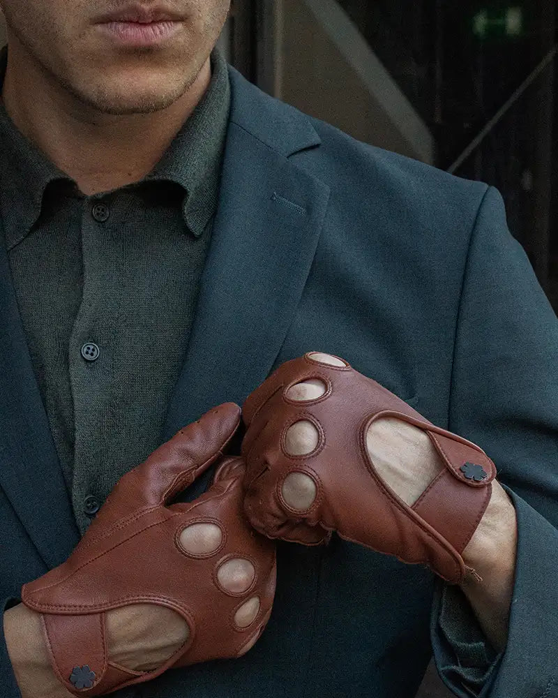 Maskuline og praktiske kørehandsker fra RHANDERS i en smuk cognac farve.