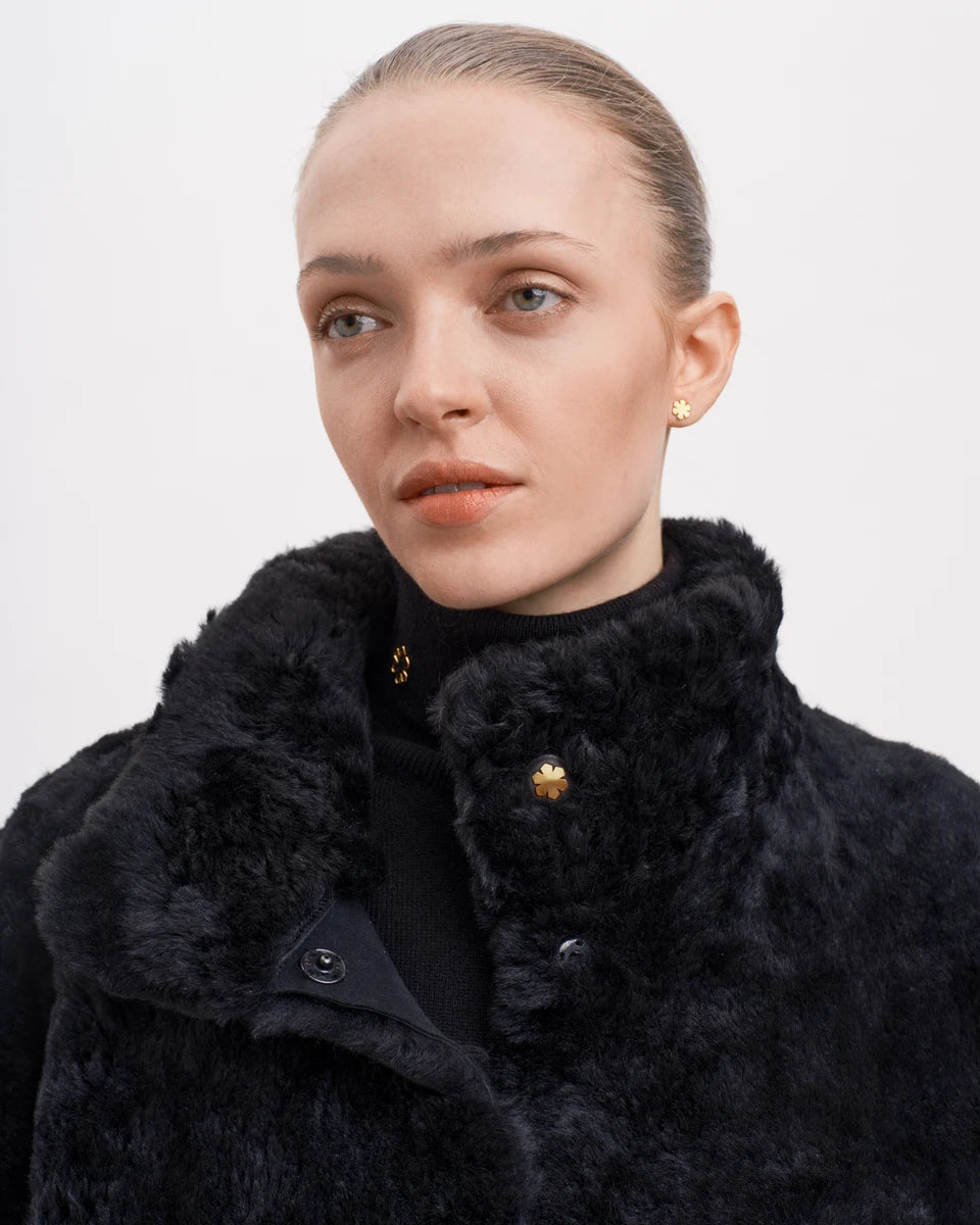 Helena Frakken er fremstillet af islandsk rulam i en smuk sort farve.