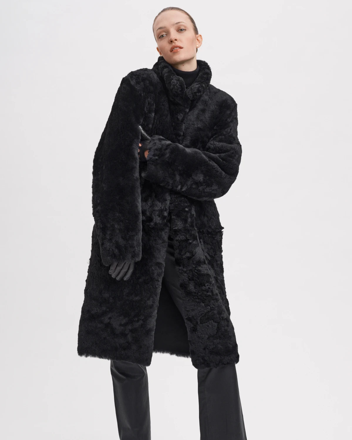 Helena Frakken er en tidløs og klassisk frakke fra RHANDERS fremstillet af de fineste naturlige materialer i vores atelier i Danmark.