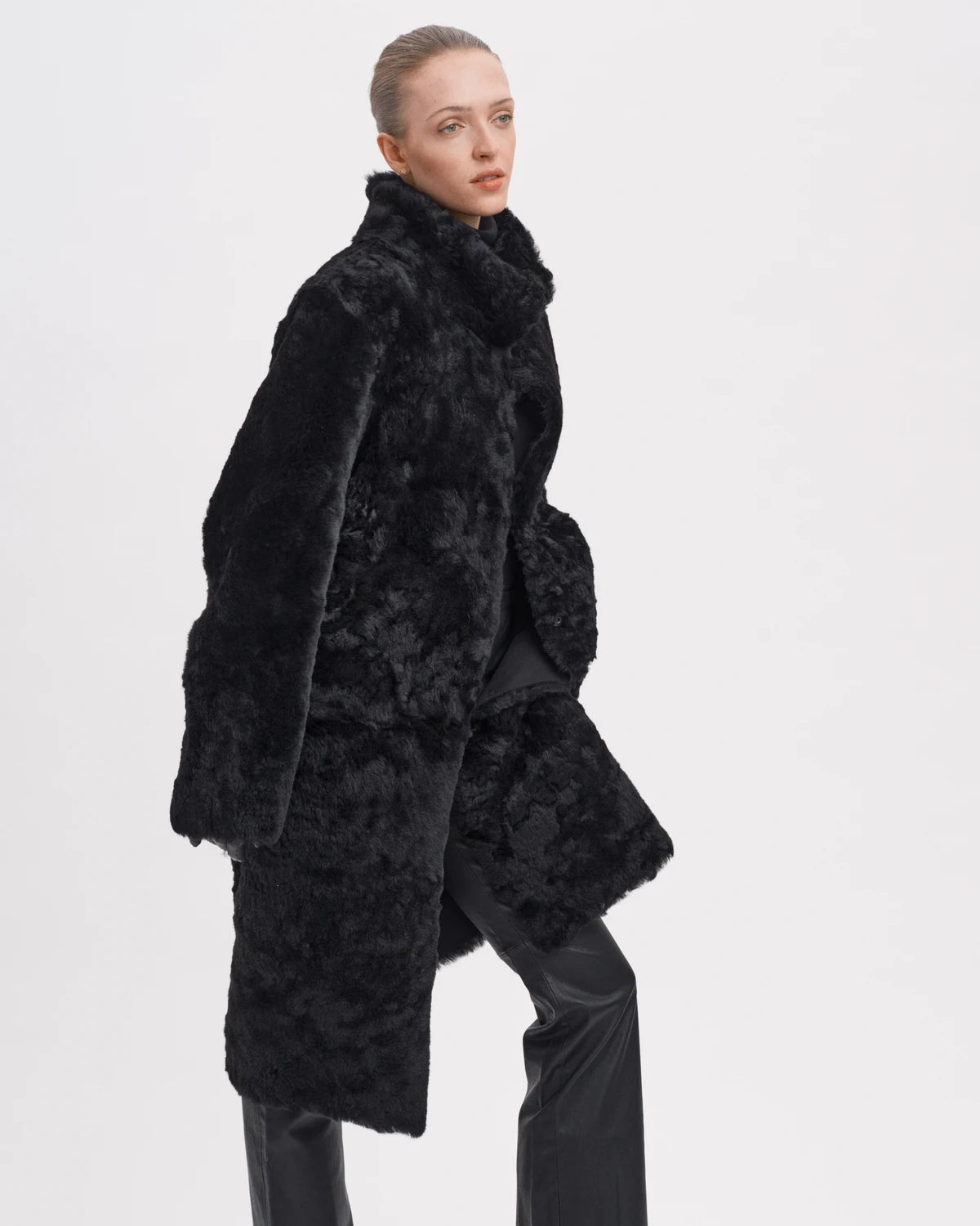 Håndsyet i Danmark, Helena Frakken fra RHANDERS er en fortolkning af vores ikoniske shearling jakker og en hyldest til dansk design.