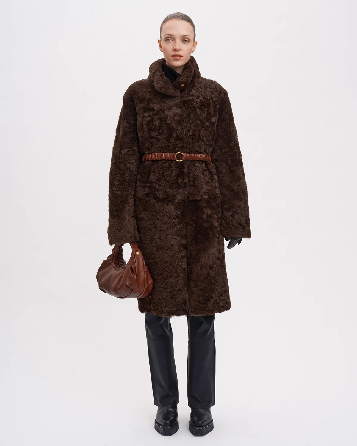 Den stilfulde og behagelige "Helena frakke" fra RHANDERS, produceret i det fineste, islandske rulam. Lavet i Danmark.