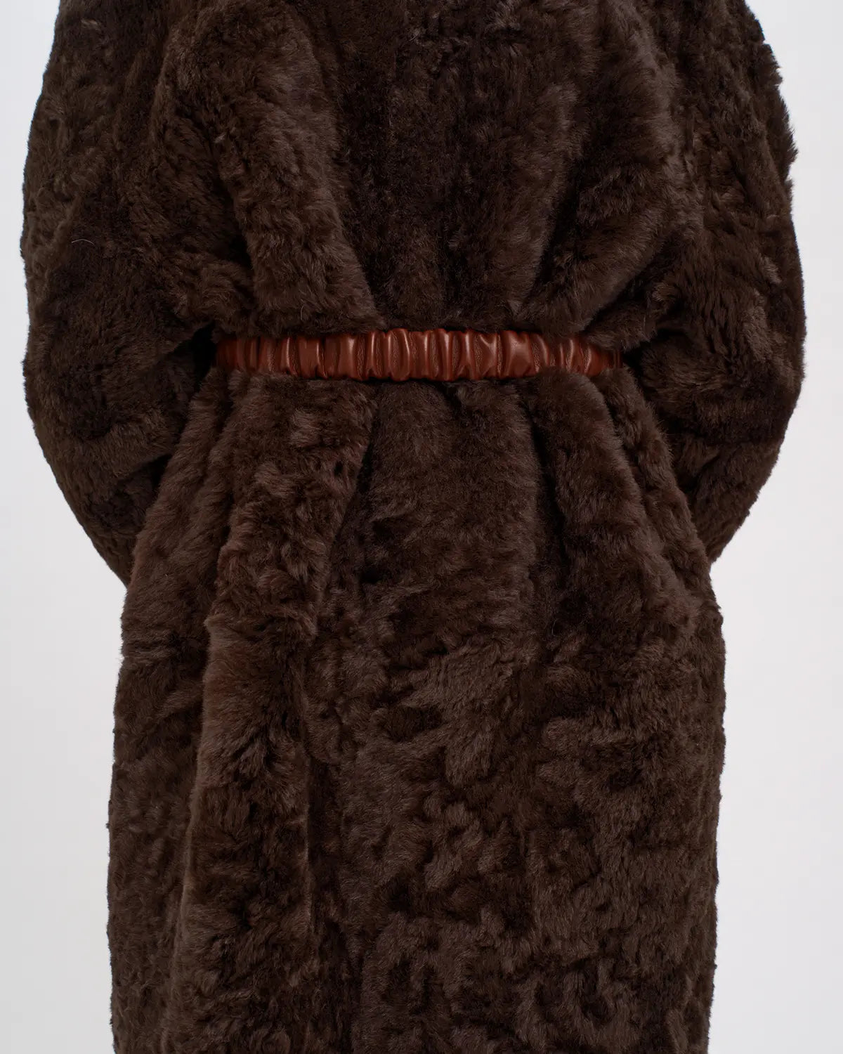 The elegant and classic Helena Coat in brown from RHANDERS is a modern edition of the iconic shearing jackets.