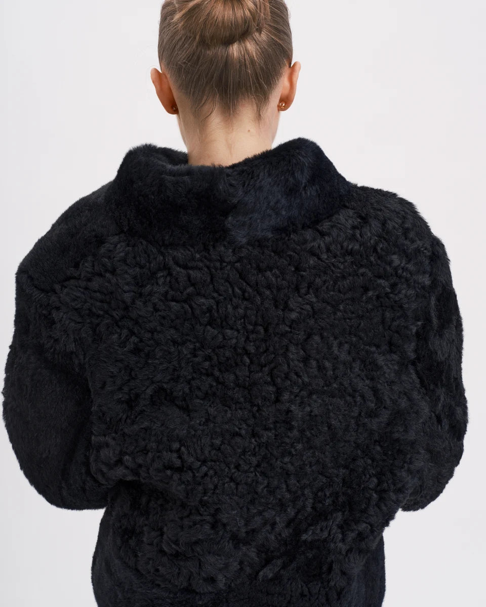 Helena Jakken fra RHANDERS er håndlavet i vores atelier i Danmark og fremstillet af det mest udsøgte islandske rulam i farven sort.