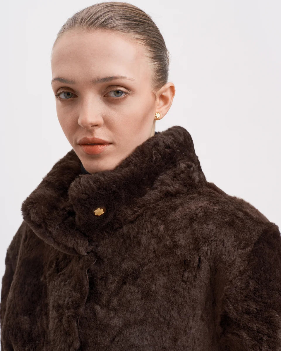 Helena Frakken er fremstillet i islandsk rulam hvilket gør frakken vendbar - rulammets bløde pels udgør den ydre del af jakken, mens skindsiden udgør indersiden