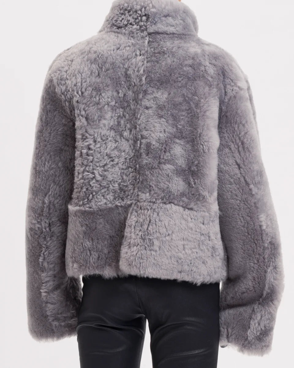 Helena Jakken fra RHANDERS er fremstillet i det luksuriøse og mest udsøgte islandske rulam - rulammets bløde pels udgør den ydre del af jakken, mens skindsiden udgør det indre.