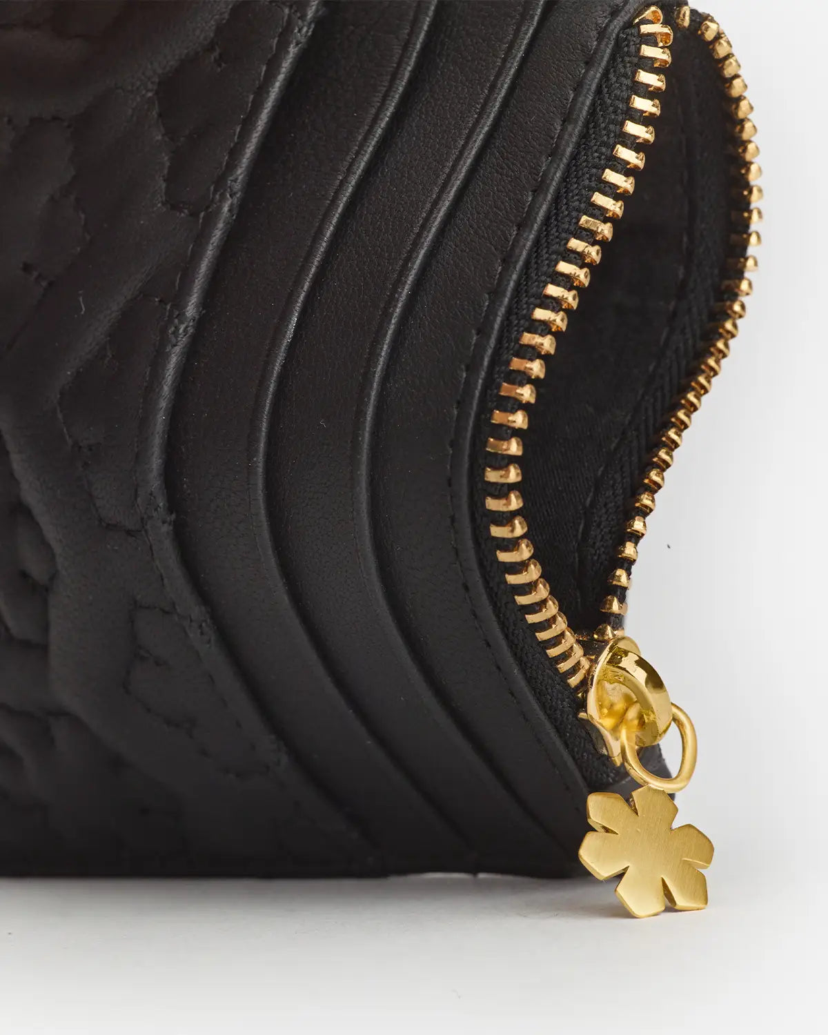 Elegant og klassisk pung fra RHANDERS, med plads til kort og kontanter. Fine kalmus detaljer.