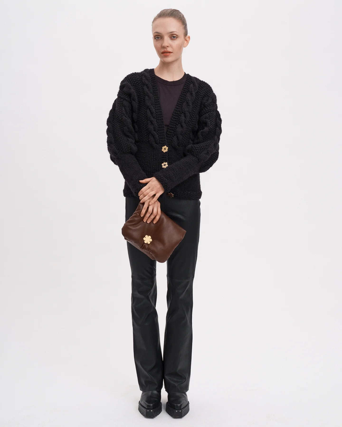 Håndlavet taske fremstillet i et smørblødt lammeskind i farven chocolate fra RHANDERS.