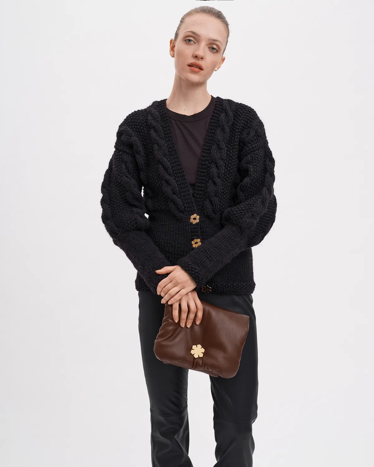 Håndlavet i vores atelier i Danmark fremstillet i upcycled læder med en 14 karat forgyldt kæde fra RHANDERS.