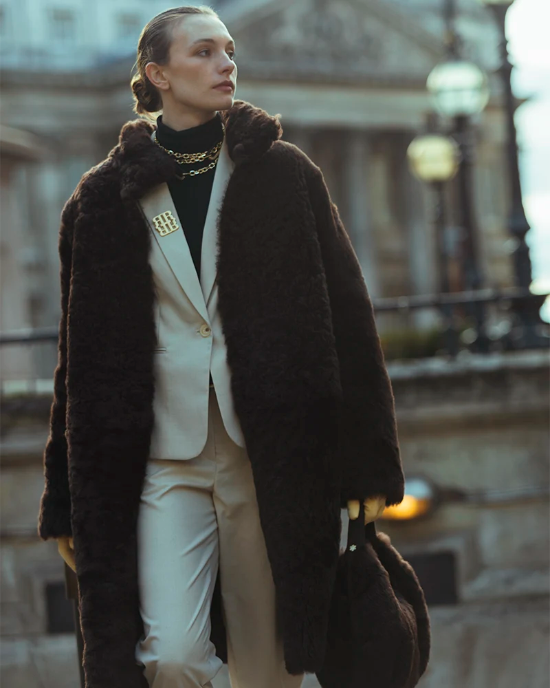 Den stilfulde og behagelige "Helena frakke" fra RHANDERS, produceret i det fineste, islandske rulam. Lavet i Danmark.