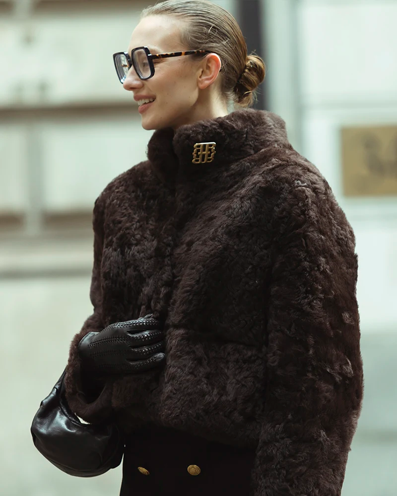 Damejakke i vendbar design, det blødeste lammeuld på den ene side og fløjlsblødt ruskind på den anden side.