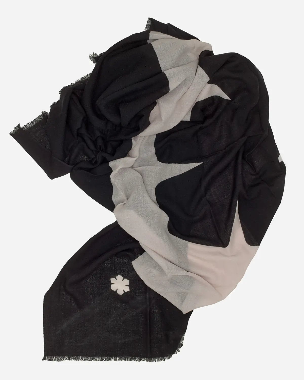 Adora Tørklædet måler 145 x 145 cm.