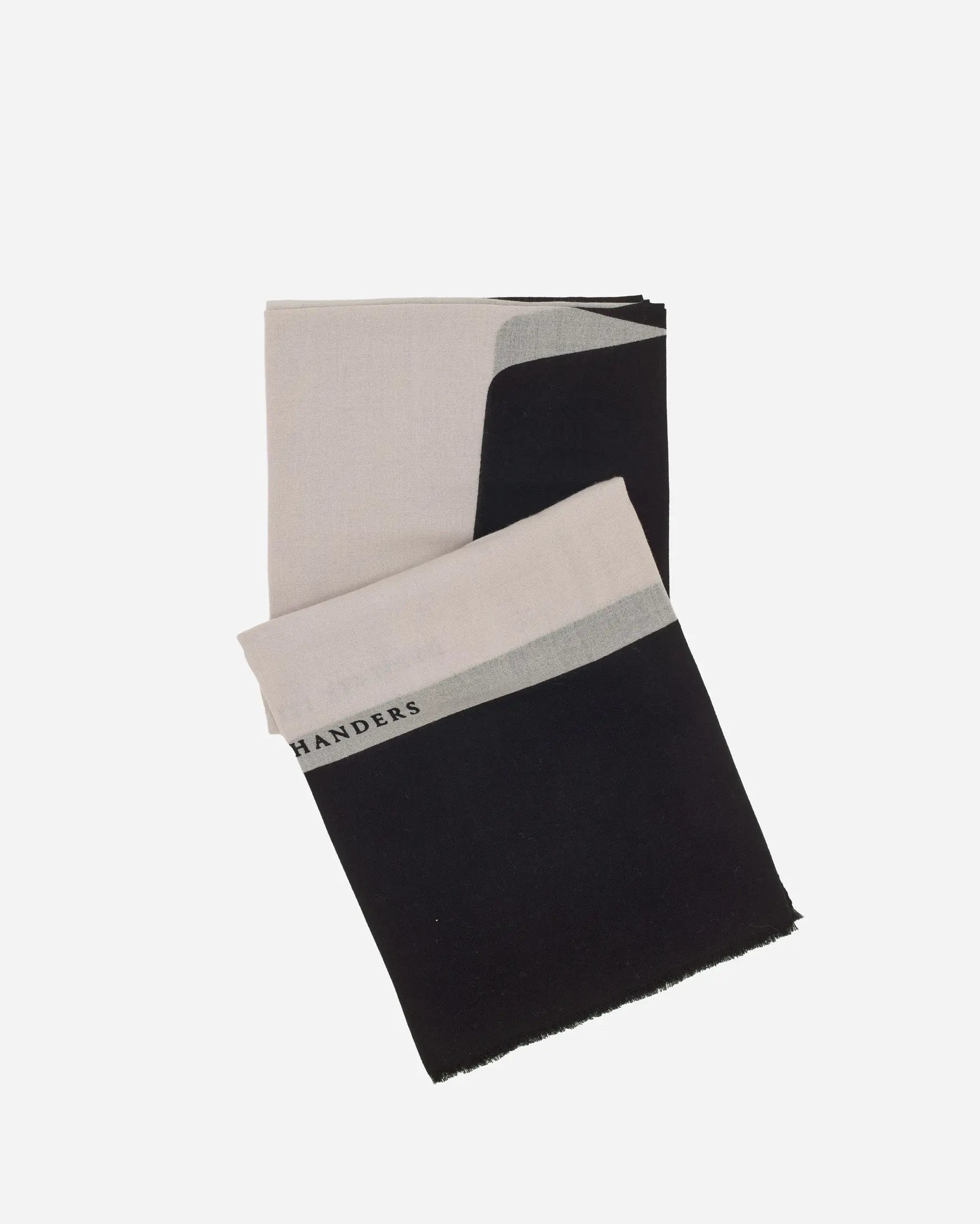 Adora Tørklædet fra RHANDERS er fremstillet af 100% uld.