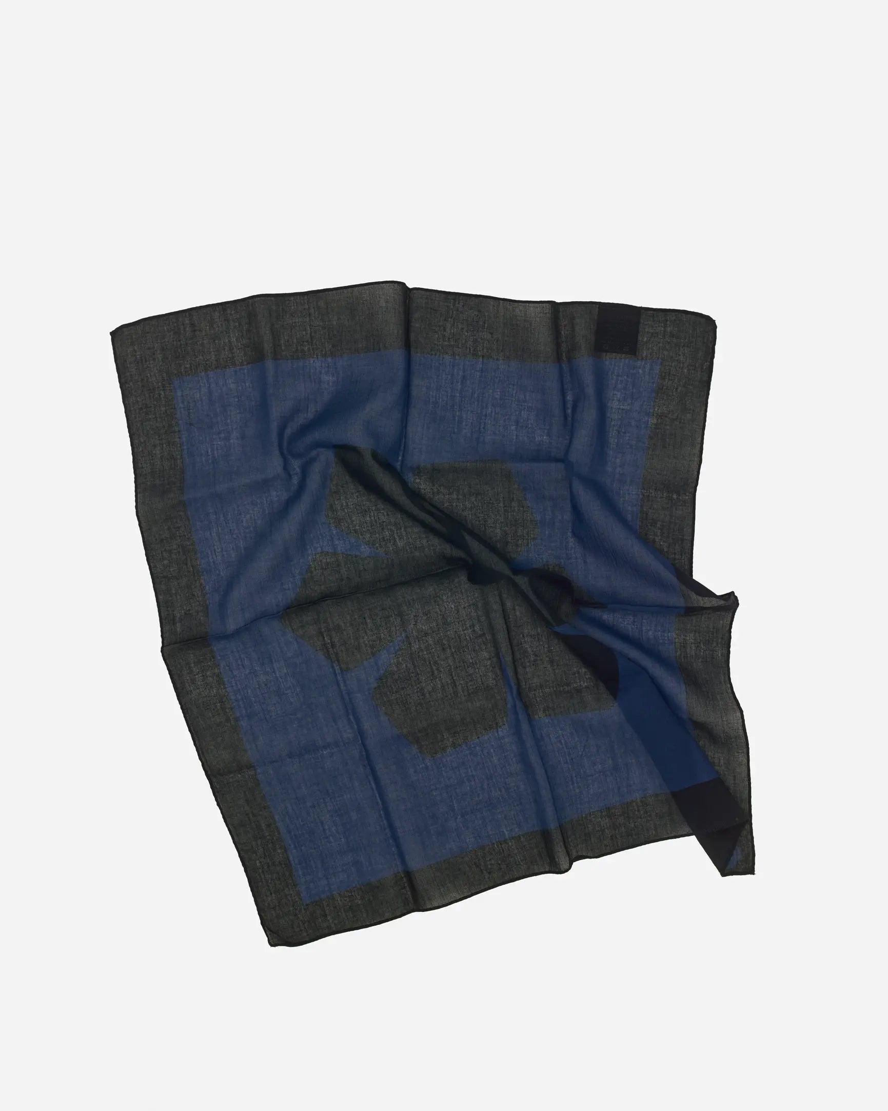 The Aida Scarf for women is available in two sizes: Small (45 x 45 cm) and Large (90 x 90 cm).